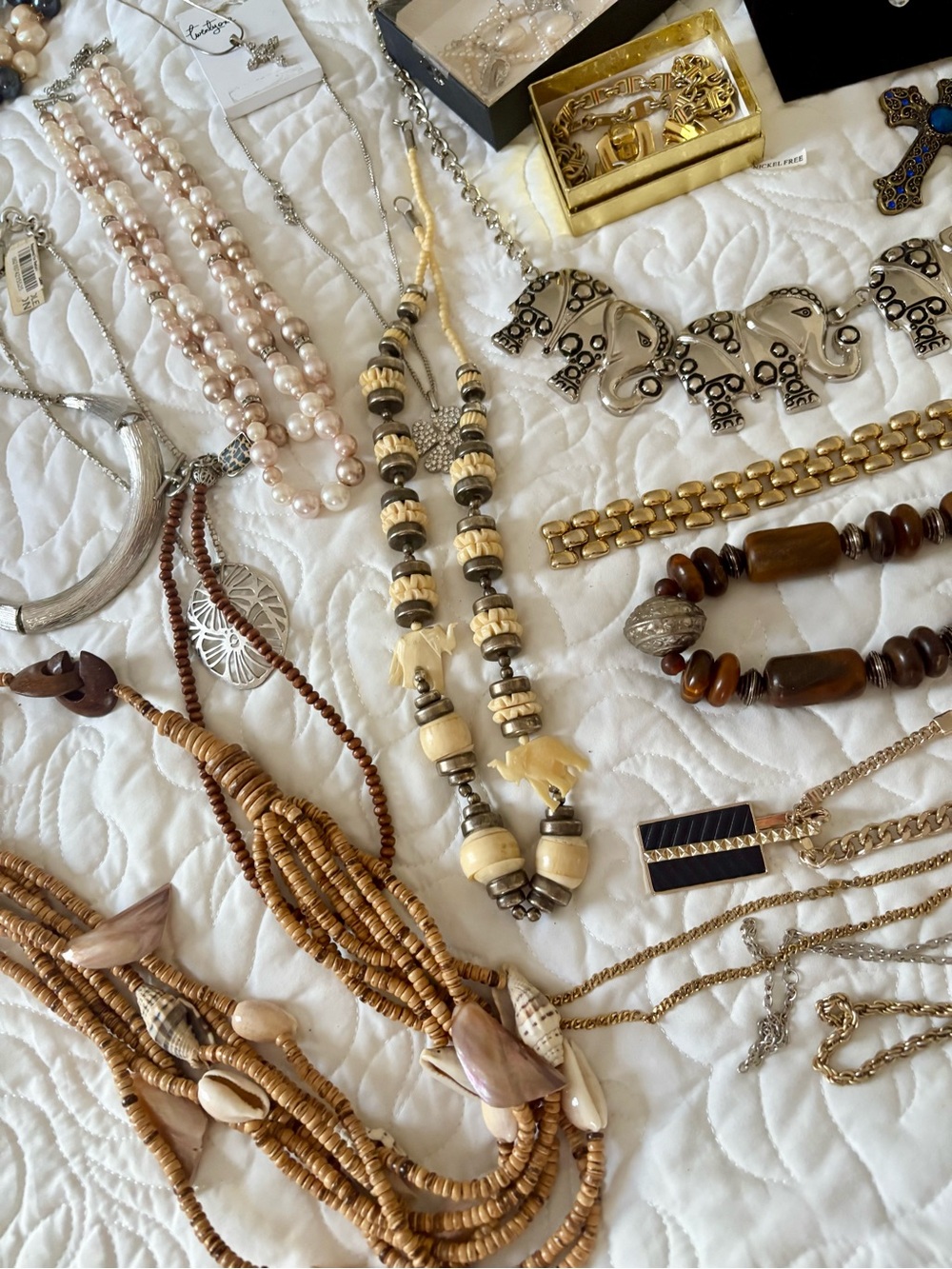Assorted Lot of Costume/Fashion jewelry necklace’s!